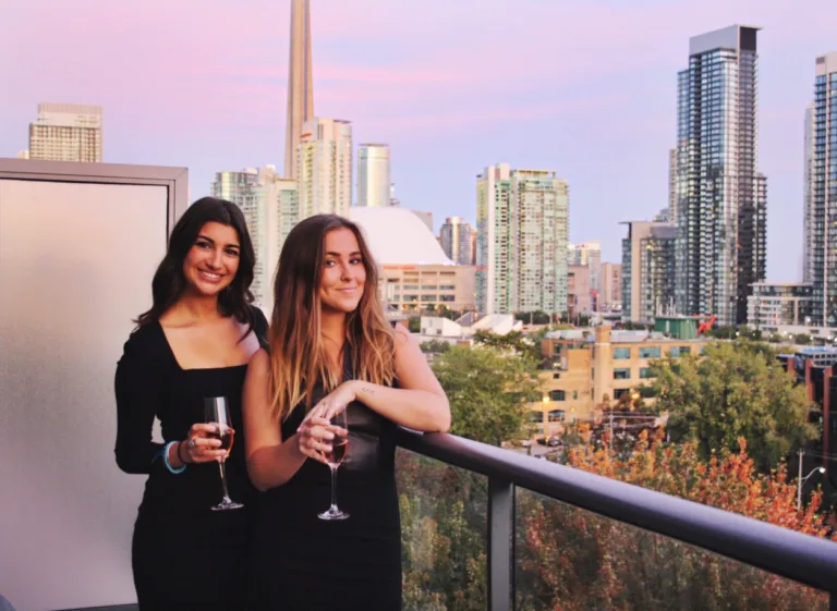 Jaka sukienka do czarnych szpilek