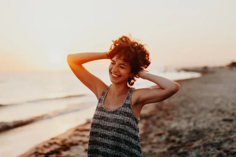 Jaka sukienka do krótkich włosów