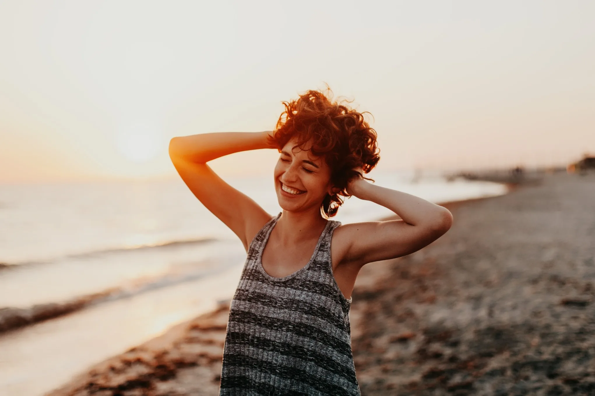 Jaka sukienka do krótkich włosów