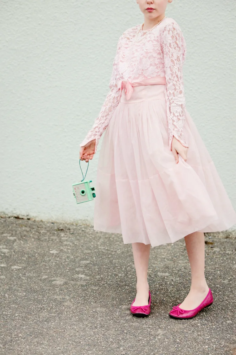 Jaka sukienka do płaskich butów