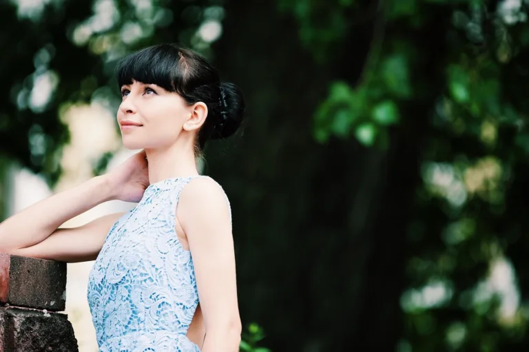 Jaka sukienka na szerokie biodra