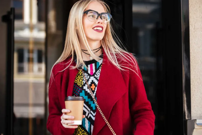 kobieta w czerwonym płaszczu i modnych okularach