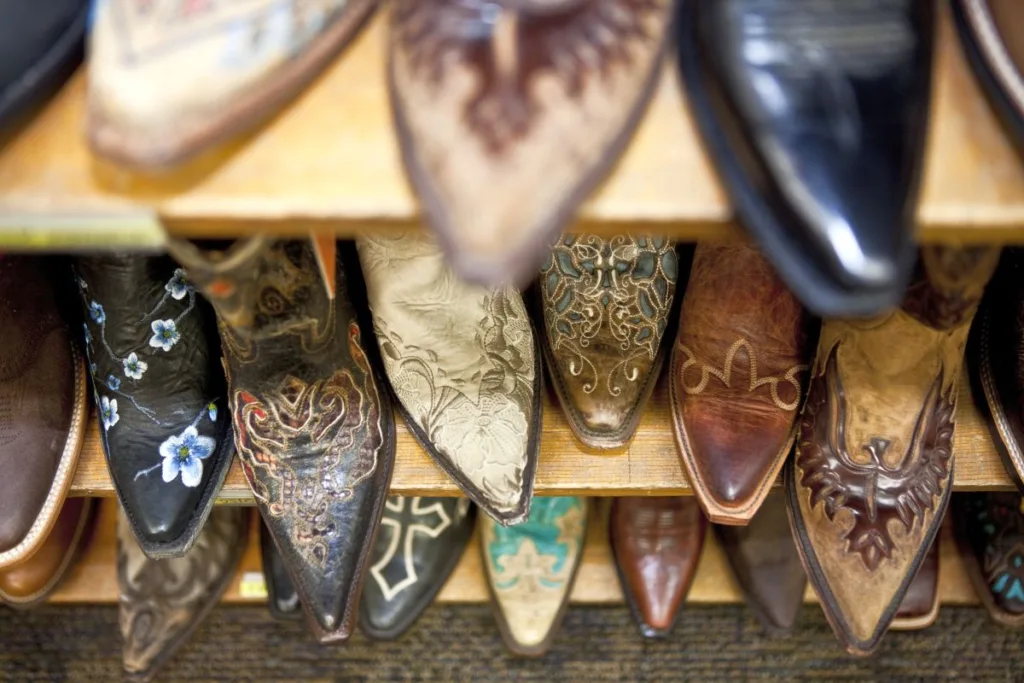 Czy stylowe kowbojki i botki na platformie są idealnym wyborem na jesień