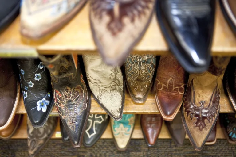 Czy stylowe kowbojki i botki na platformie są idealnym wyborem na jesień