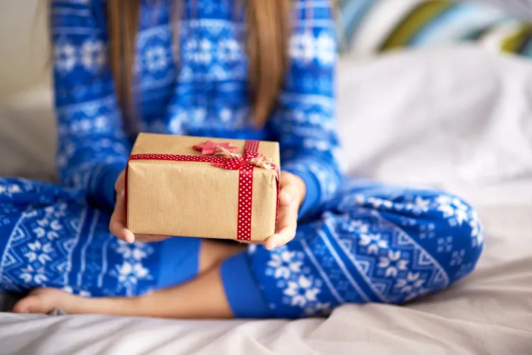 Świąteczny klimat na co dzień – piżama świąteczna damska i męskie skarpety świąteczne