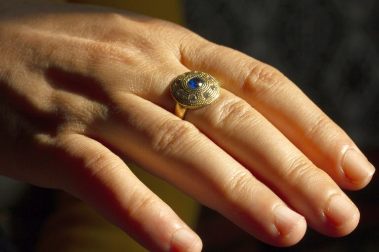 Pierścionki z naturalnymi kamieniami czy klasyczne pierścionki zaręczynowe